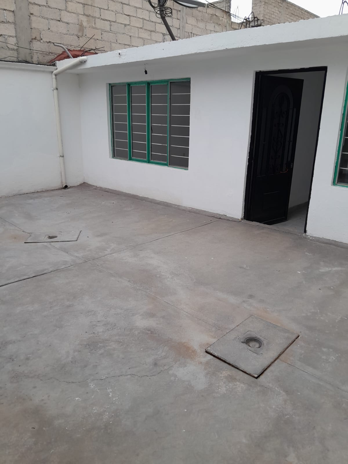 VENDO,O RENTO CASA,EN,BARRIENTOSENFRENTE,DE,LA,QUEBRADA UNA,PLANTA,EXCELENTE,ESTADO,LISTA PARA,HABITARSE,150m,TERRENO,147m CONSTRUCCIÓN,ESTANCIA,COCINA,MUY,AMPLIA,3,RECAMARAS,2,BAÑOS,PATIO,DE,SERVICIO,ESTACIONAMIENTO,2,AUTOS.,PRECIO,VENTA,$1,800,000,RENTA,$6,000INFORMES:,55-2685-4842