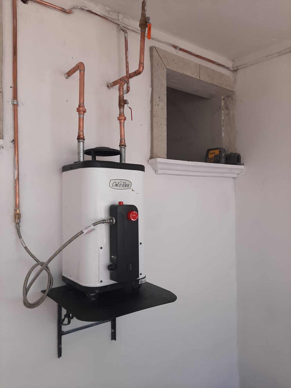 PLOMERIA,Y ELECTRICIDADINSTALACION,DE,LAMPARAS,CONTACTOS,FUSIBLES,RECABLEADOS,HIDRONEUMATICOS,BOMBAS,TARJAS,WC,REGADERAS,LAVADO,DE,TINACOS,Y,CISTERNAS.56-1026-1917 SR. GILBERTO