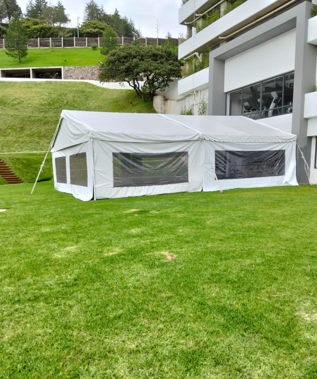 ALQUILADORA,NCCARPAS,LONAS,SILLAS,MESAS,PERIQUERAS,VINTAGE,SALAS,LOUNGE,MESEROS,PISTA,ILUMINADA,INFLABLES,BRINCOLINES.55-5183-3481