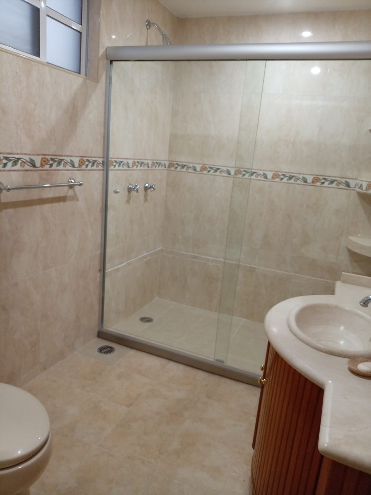Rento departamento de 130 mtsen echegaray a una cuadra de wal…